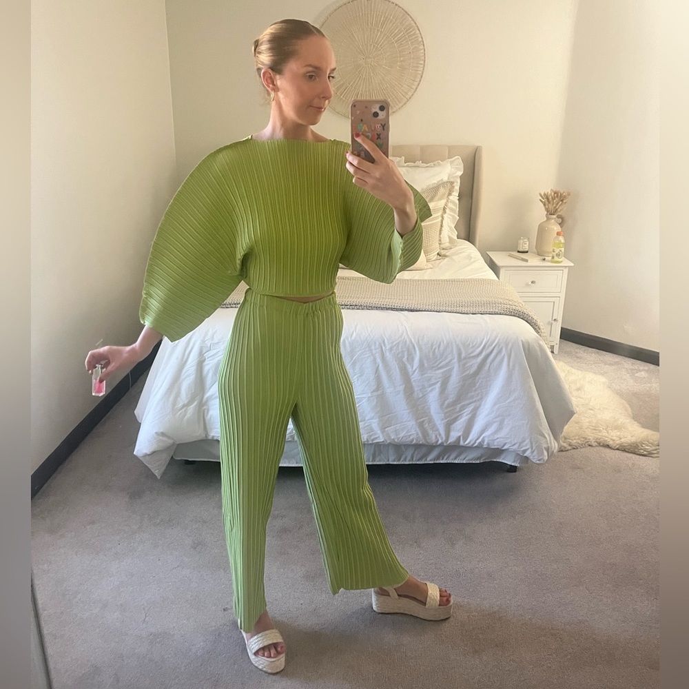 Green Batwing Blouse & Pants Two Piece Set Worn Once!!